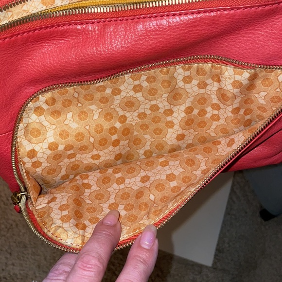 Hobo International red leather crossbody bag w/tassel - Picture 9 of 12